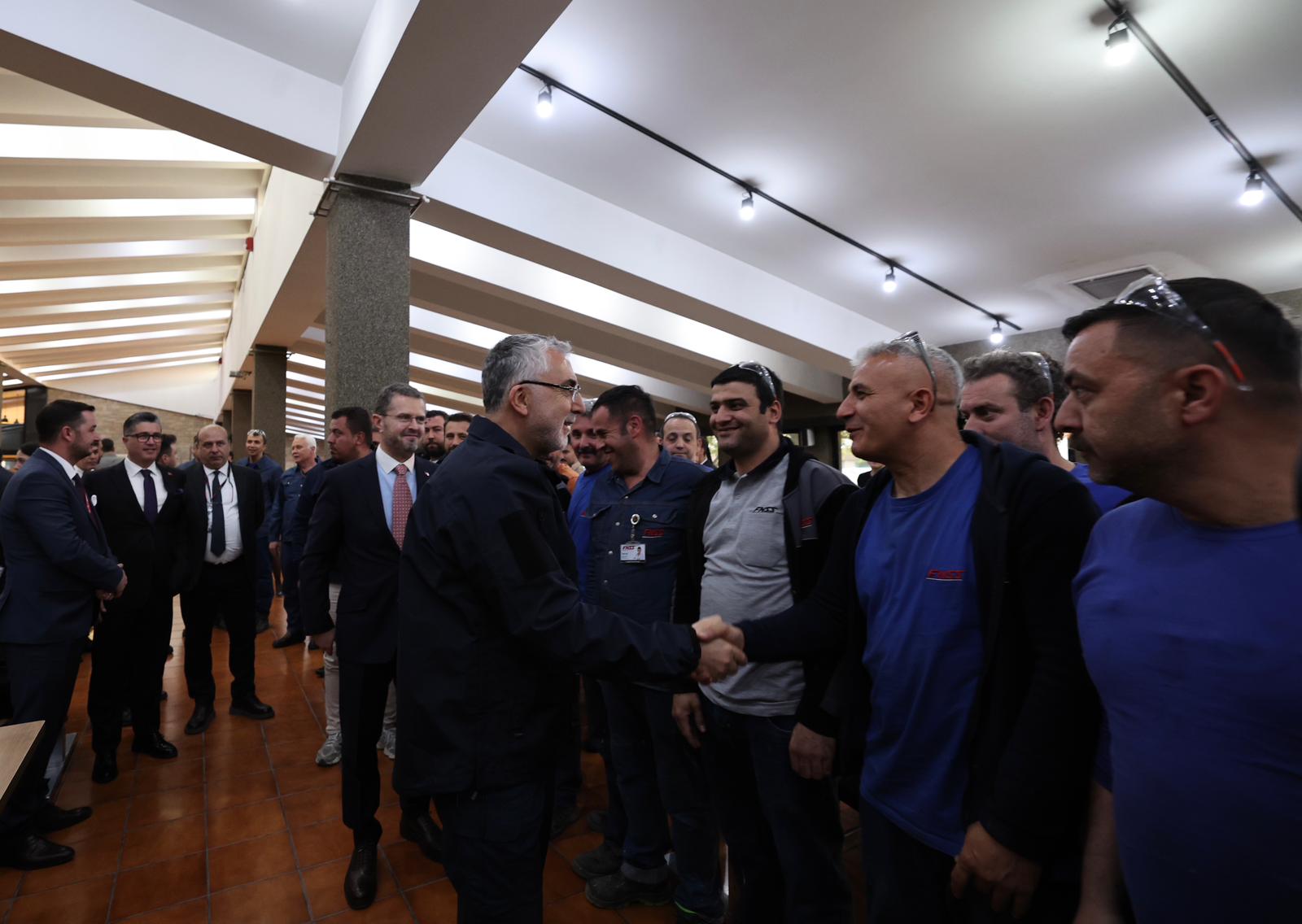 Çalışma ve Sosyal Güvenlik Bakanı Vedat Işıkhan, Pursaklar Belediyesi işçilerini ziyaret ederek, 1 Mayıs Emek ve Dayanışma Günü'nü kutladı.