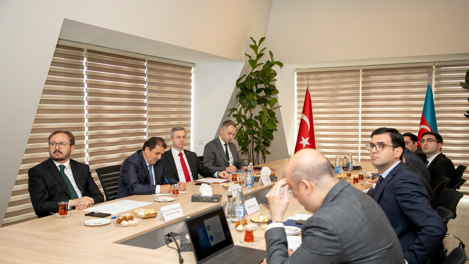 Azerbaycan'a gerçekleştirilen çalışma ziyaretinin 24 Eylül 2025 tarihli programında, iş müfettişliği faaliyetlerinin dijitalleştirilmesi ve iş gücünün korunması alanındaki güncel konular üzerine odaklanan toplantılar düzenlendi. Rehberlik ve Teftiş Başkanımız Bekir Aktürk ve beraberindeki heyet, Azerbaycanlı mevkidaşlarıyla tecrübe paylaşımında bulundu.