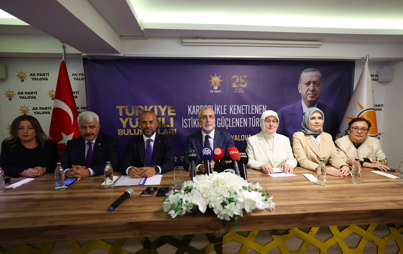 Çalışma ve Sosyal Güvenlik Bakanı Prof. Dr. Vedat Işıkhan, bir dizi ziyaretlerde bulunmak ve programlara katılmak üzere Yalova’ya gitti.