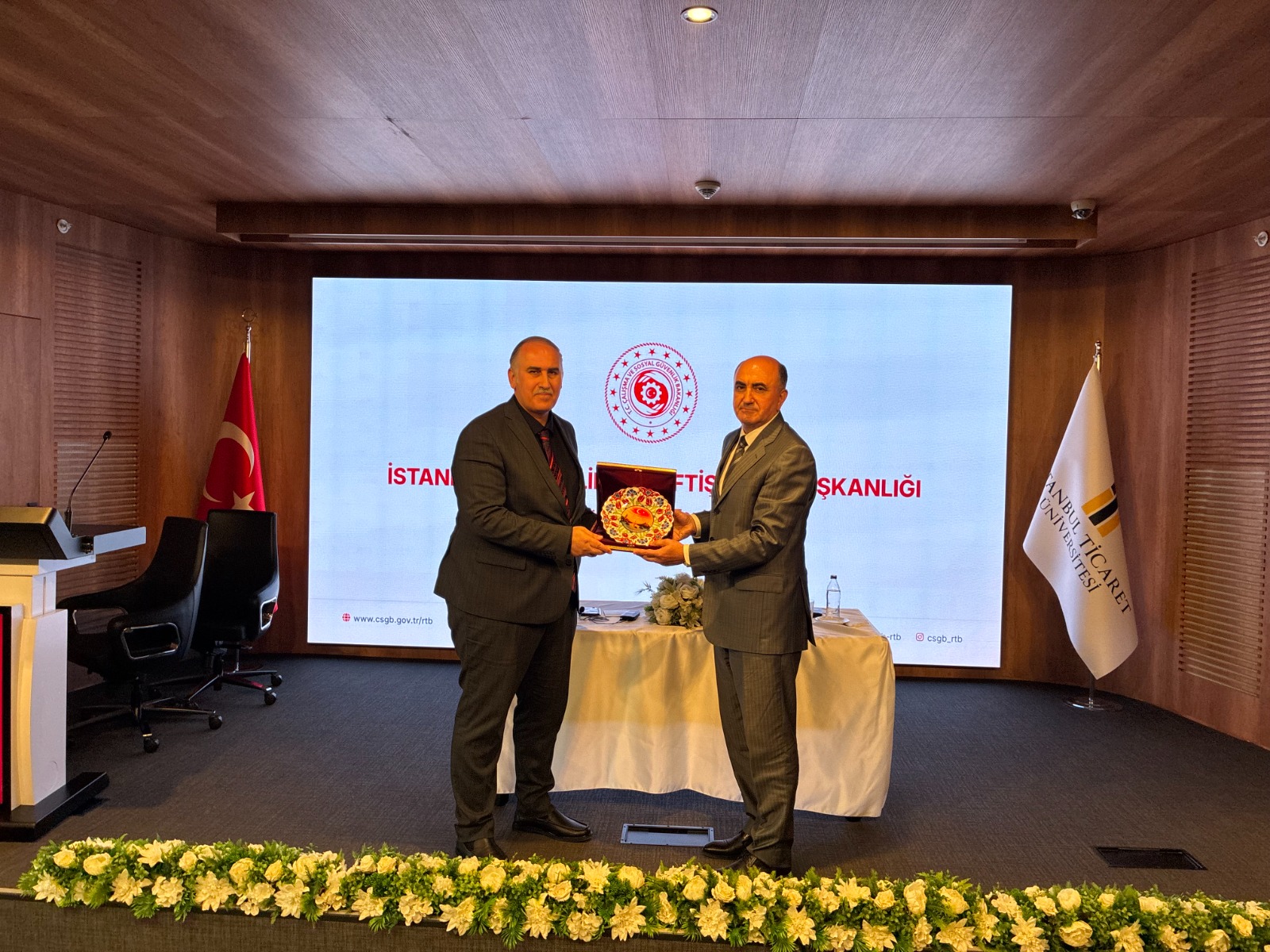 Rehberlik ve Teftiş Başkanımız Erol Güner ile Başkan Yardımcılarımız Mustafa Koç ve Uğur Mavi, 2 Haziran 2026 tarihinde İstanbul Rehberlik ve Teftiş Grup Başkanlığına gerçekleştirdikleri ziyaret sonrasında İstanbul Ticaret Üniversitesi Ahî Çelebi Kampüsü Konferans Salonu’nda müfettişlerle bir araya geldi.