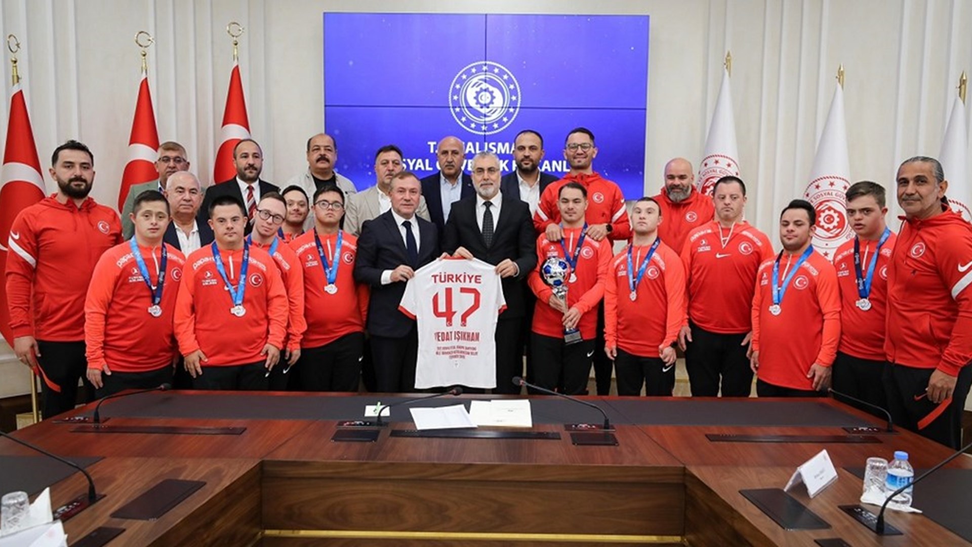 Çalışma ve Sosyal Güvenlik Bakanı Prof. Dr. Vedat Işıkhan, İtalya'nın Padova kentinde düzenlenen Down Sendromlular Avrupa Şampiyonası finalinde Portekiz'i 2-1 yenerek altın madalya kazanan Futsal Milli Takımını Bakanlıkta ağırladı.