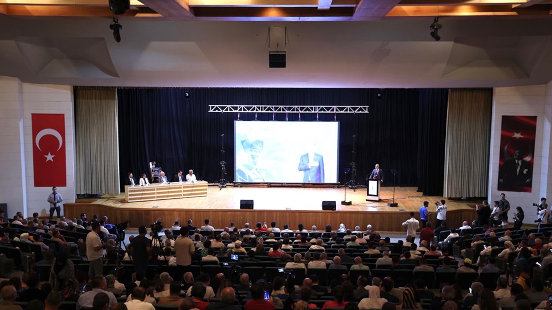 Çalışma ve Sosyal Güvenlik Bakanı Prof. Dr. Vedat Işıkhan, çeşitli temaslarda bulunmak ve “Milli Müdafaadan Milli Kalkınmaya; Türkiye Yüzyılı’nın Kadınları, Kadın İstihdam Sistemi İş Pozitif Tanıtım Programı ve Fuar Açılışı” programına katılmak üzere Muğla’ya gitti.