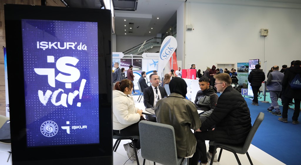 Çalışma ve Sosyal Güvenlik Bakanı Prof. Dr. Vedat Işıkhan, Türkiye Verimlilik Vakfı ve Ankara Bilim Üniversitesinin ev sahipliğinde ATO Congresium'da düzenlenen "Gelecek İçin Teknolojiler" temalı 6. Verimlilik ve Teknoloji Fuarı'nı ziyaret etti.