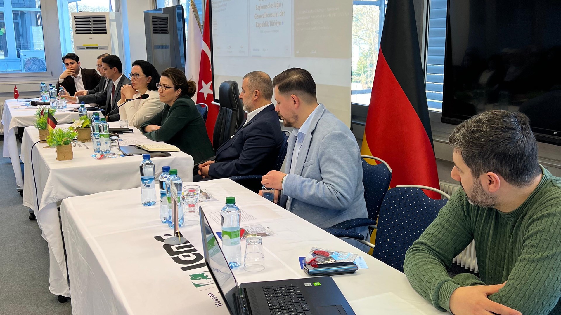 Frankfurt Ataşeliğimiz tarafından 23 Şubat 2025 tarihinde Offenbach'da vatandaş bilgilendirme toplantısı gerçekleştirilmiştir.