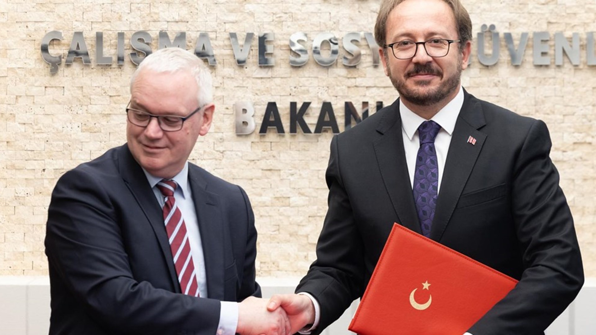 Almanya Federal Cumhuriyeti Çalışma ve Sosyal İşler Bakanlığı Parlamenter Müsteşarı Anette Kramme başkanlığındaki heyet, Bakanığımızı ziyaret ederek, Bakanlıklararası ilişkilerin güçlendirilmesi ve işbirliği olanaklarını ele aldı.