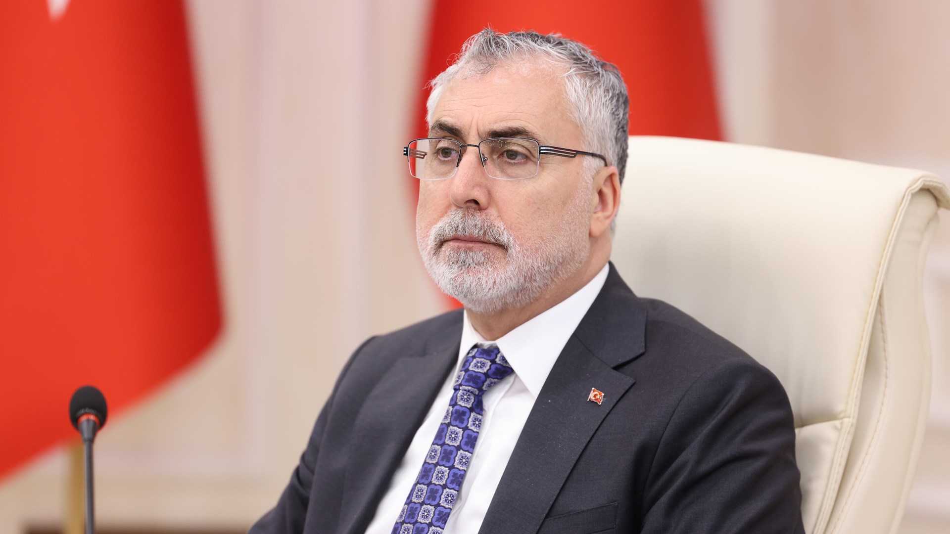 Çalışma ve Sosyal Güvenlik Bakanı Prof. Dr. Vedat Işıkhan, Çalışma ve Sosyal Güvenlik Bakanlığı Reşat Moralı Toplantı Salonu’nda düzenlenen tekstil, giyim ve deri sektörünün temsilcilerinin katıldığı “I. Sektör Buluşmaları Programı” na katıldı.