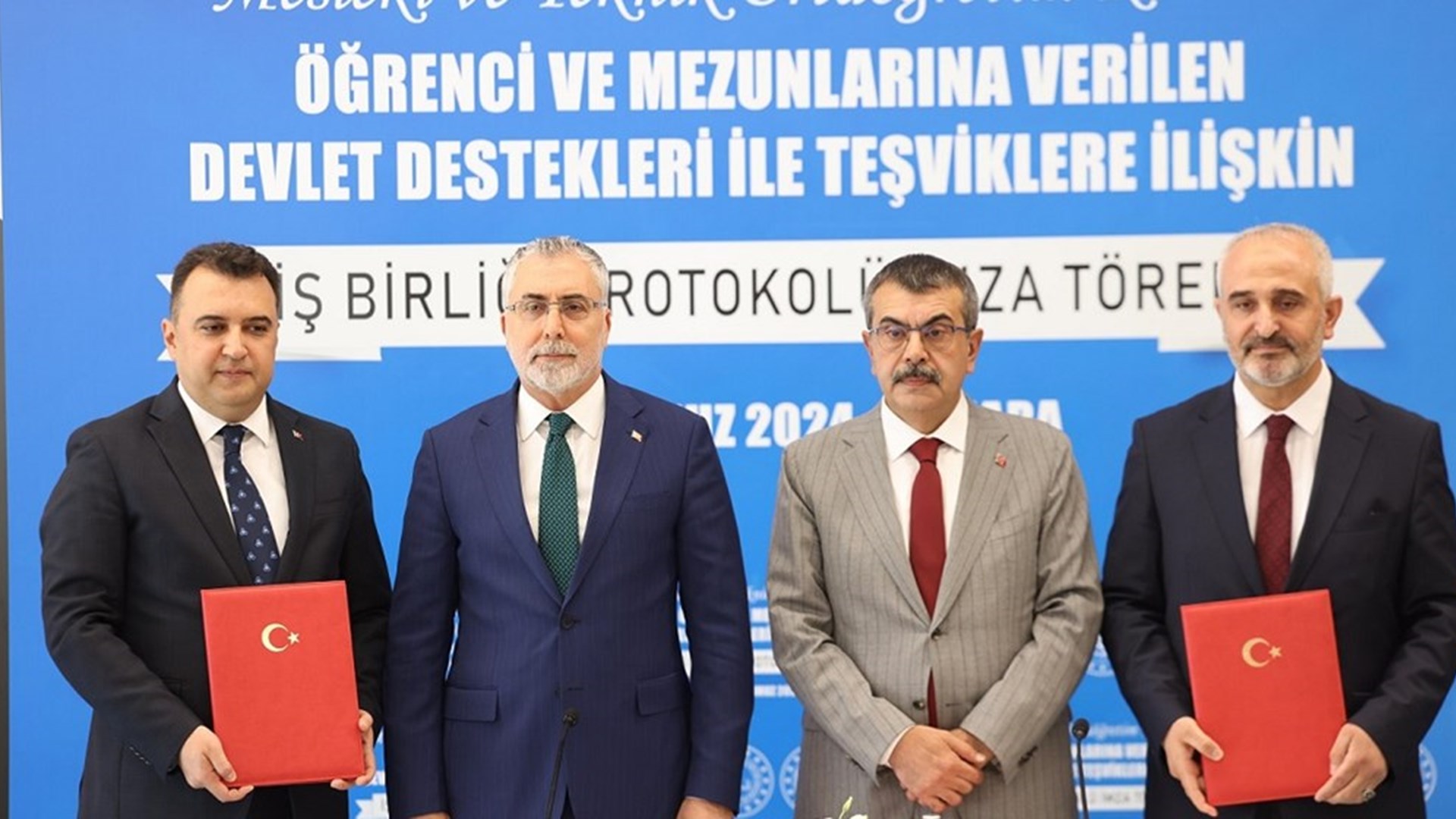 Çalışma ve Sosyal Güvenlik Bakanı Prof. Dr. Vedat Işıkhan ile Milli Eğitim Bakanı Yusuf Tekin, Gölbaşı Mogan Mesleki ve Teknik Anadolu Lisesi’nde düzenlenen “Mesleki ve Teknik Anadolu Lisesi Mezunlarına Sağlanan Teşvikler ve Öğrencilere Yönelik Devlet Katkıları” temalı iş birliği protokolü imza törenine katıldı.