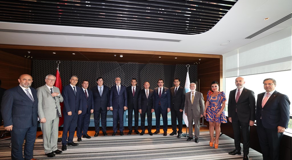 Çalışma ve Sosyal Güvenlik Bakanı Prof. Dr. Vedat Işıkhan, Türkiye İşveren Sendikaları Konfederasyonu (TİSK) Yönetim Kurulu Başkanı Özgür Burak Akkol ve beraberindeki TİSK Yönetim Kurulu Üyeleri ile İstanbul’da bir araya geldi.