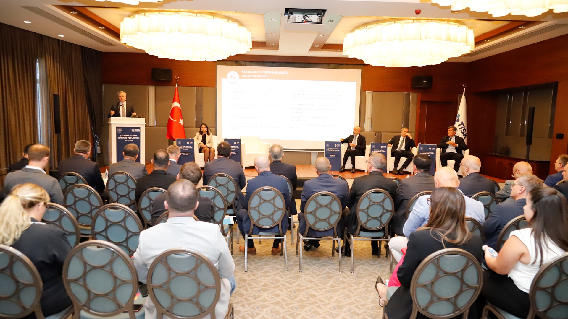 Bakanlığımız ile Türkiye İşveren Sendikaları Konfederasyonu (TİSK) işbirliğinde düzenlenen Çalışma Hayatı İstişare Toplantısı’nın ikincisi 16 Eylül 2025 tarihinde Bursa’da gerçekleştirildi.