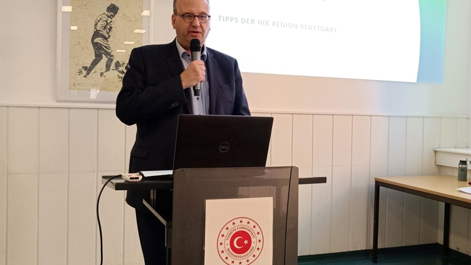 Stuttgart Çalışma ve Sosyal Güvenlik Ataşeliğimizin katkılarıyla Başkonsolosluğumuz ile Stuttgart Sanayi ve Ticaret Odası (IHK) iş birliği kapsamında 11.10.2023 Çarşamba günü Başkonsolosluğumuz binasında meslek eğitim toplantısı gerçekleştirildi.