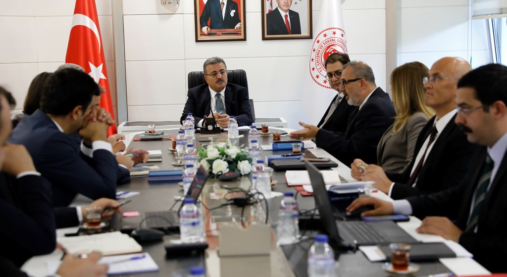 Çalışma ve Sosyal Güvenlik Bakan Yardımcımız Faruk Özçelik, Maliye Bakanlığı, Türk-İş ve TİSK’ten katılımcıların bulunduğu toplantıya başkanlık etti.