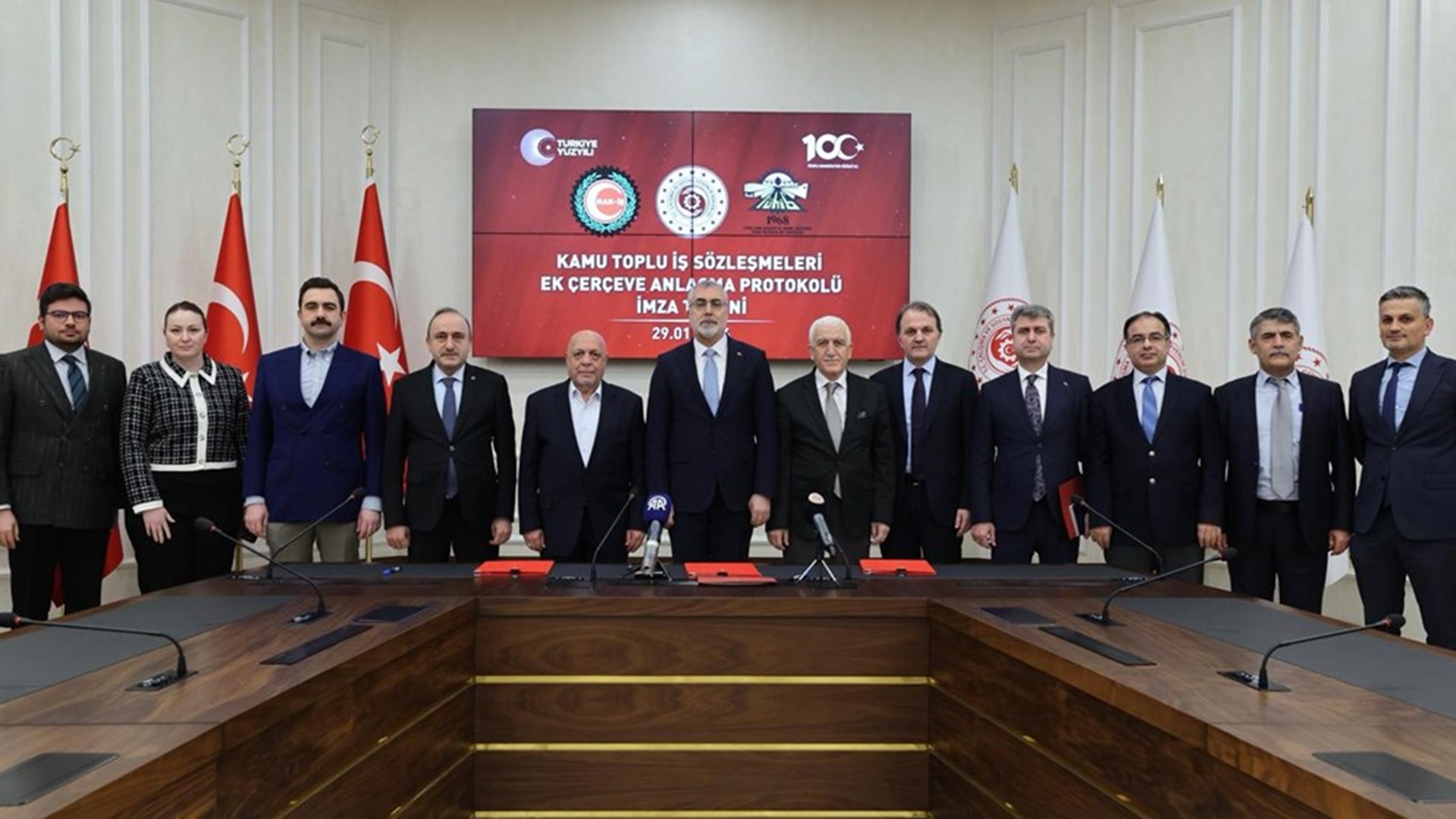 Kamu Toplu İş Sözleşmeleri Ek Çerçeve Anlaşması Protokolü İmza Töreni Çalışma ve Sosyal Güvenlik Bakanı Prof. Dr. Vedat Işıkhan’ın katılımıyla Çalışma ve Sosyal Güvenlik Bakanlığı ev sahipliğinde düzenlendi.