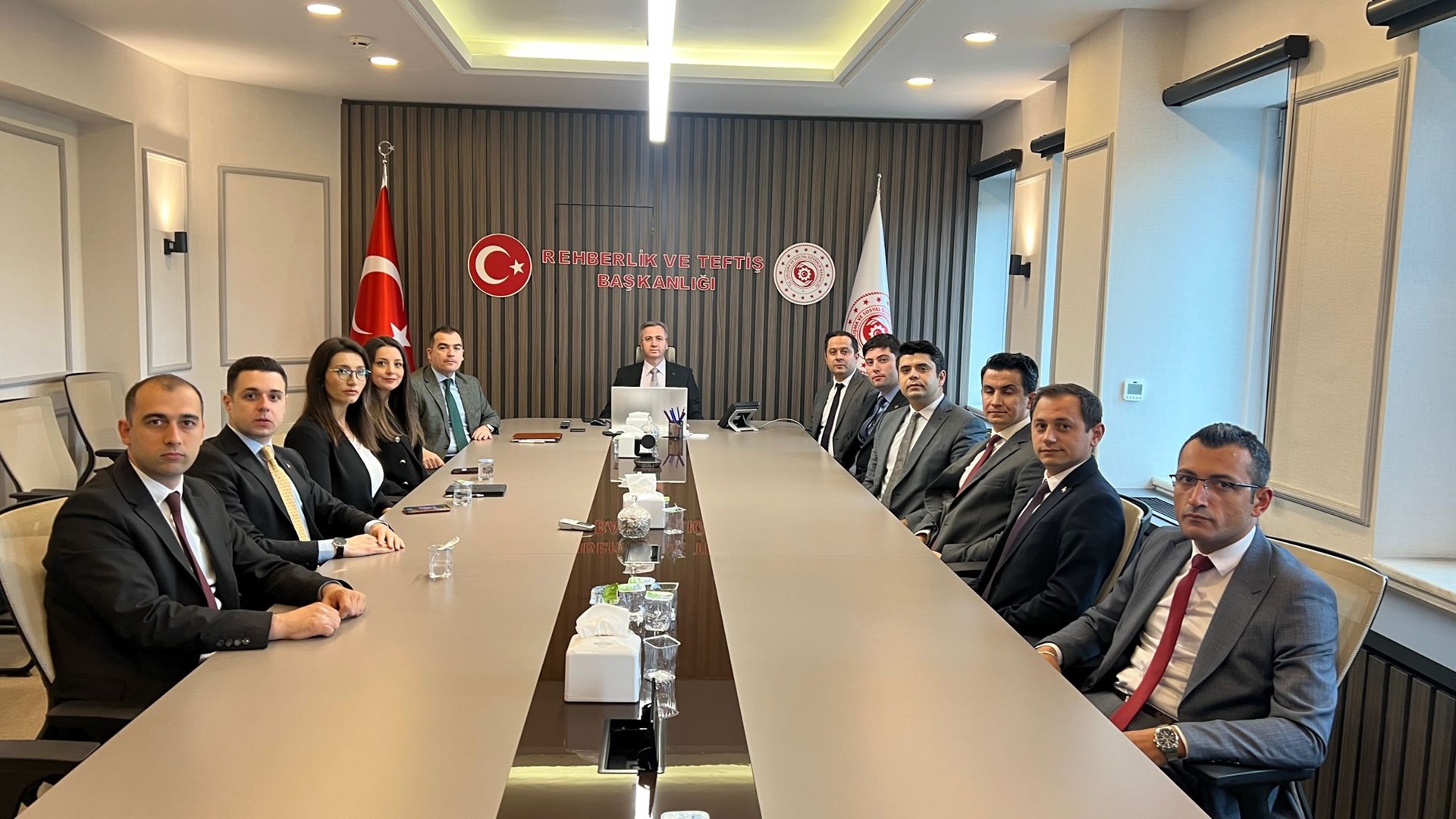 Yeterlik sürecini başarıyla tamamlayarak iş müfettişliğine atanmaya hak kazanan 26 iş müfettişi yardımcısı, 2 Haziran 2025 tarihinde Rehberlik ve Teftiş Başkanımız Bekir Aktürk ve Başkan Yardımcımız Gökhan Ateş’in katılımlarıyla düzenlenen toplantıda bir araya geldi. Toplantıya iş müfettişi yardımcıları hem yüz yüze hem de çevrim içi olarak katılım sağladı.