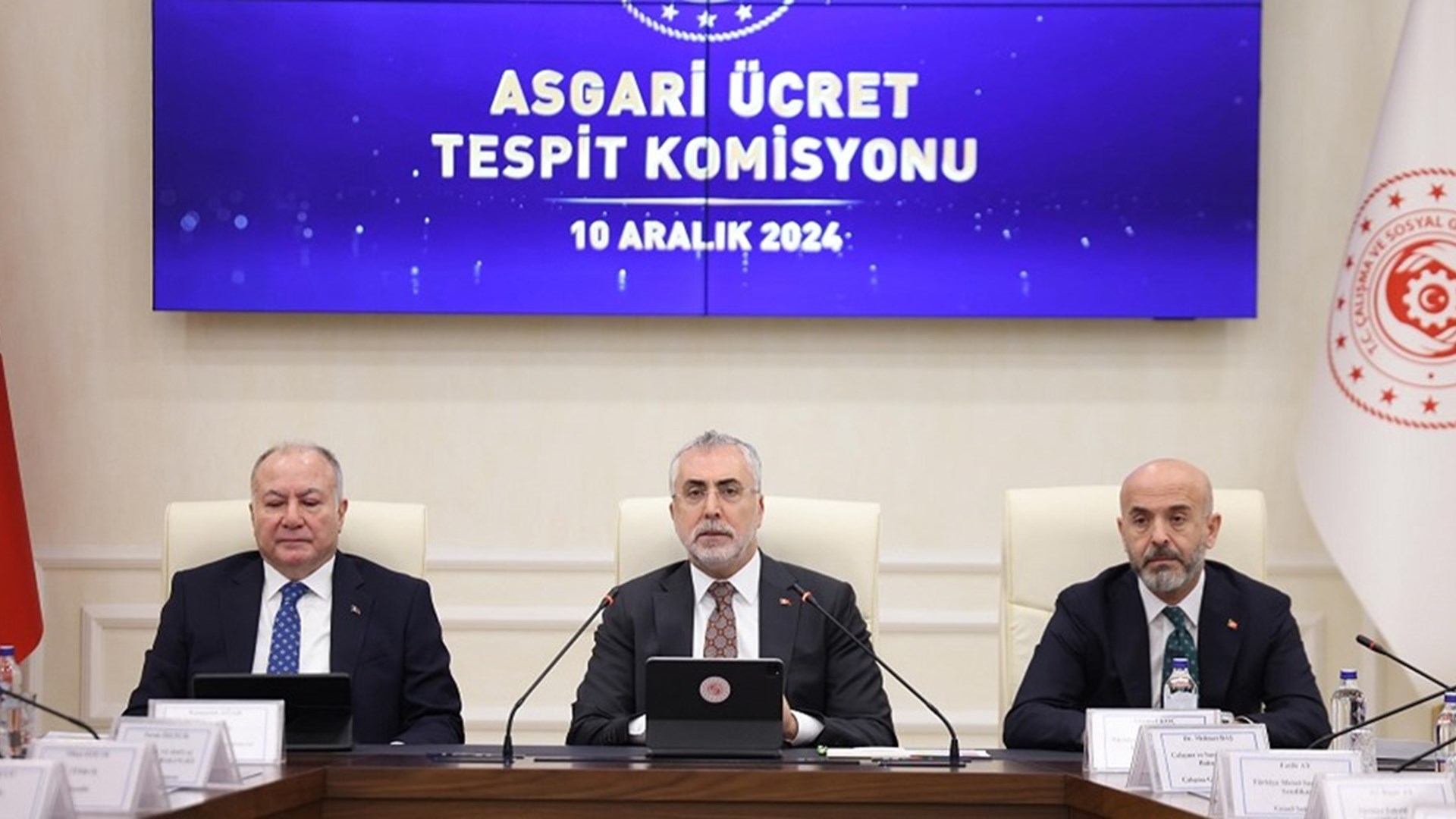 İşçi, işveren ve hükümet temsilcilerinden oluşan Asgari Ücret Tespit Komisyonu, 2025'te geçerli olacak asgari ücreti belirleme çalışmaları kapsamında ilk toplantısını Çalışma ve Sosyal Güvenlik Bakanlığı ev sahipliğinde gerçekleştirdi.