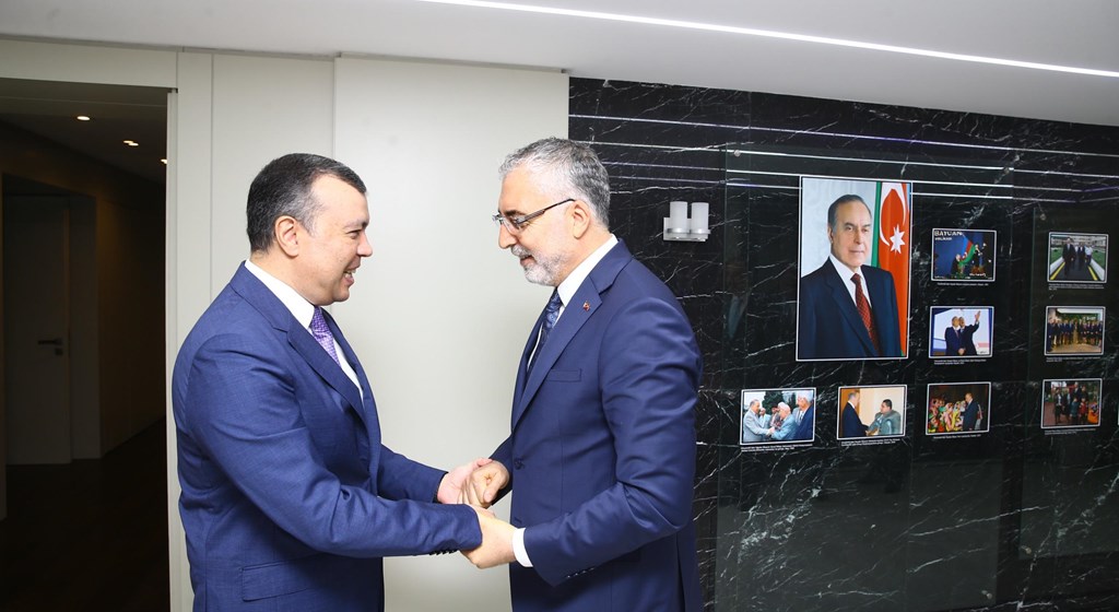 Çalışma ve Sosyal Güvenlik Bakanı Prof. Dr. Vedat Işıkhan, Azerbaycan’daki temasları kapsamında ilk olarak Azerbaycan milli lideri merhum Haydar Aliyev'in kabrini, Azerbaycan Şehitliği ve Türk Şehitliği’ni ziyaret etti.
