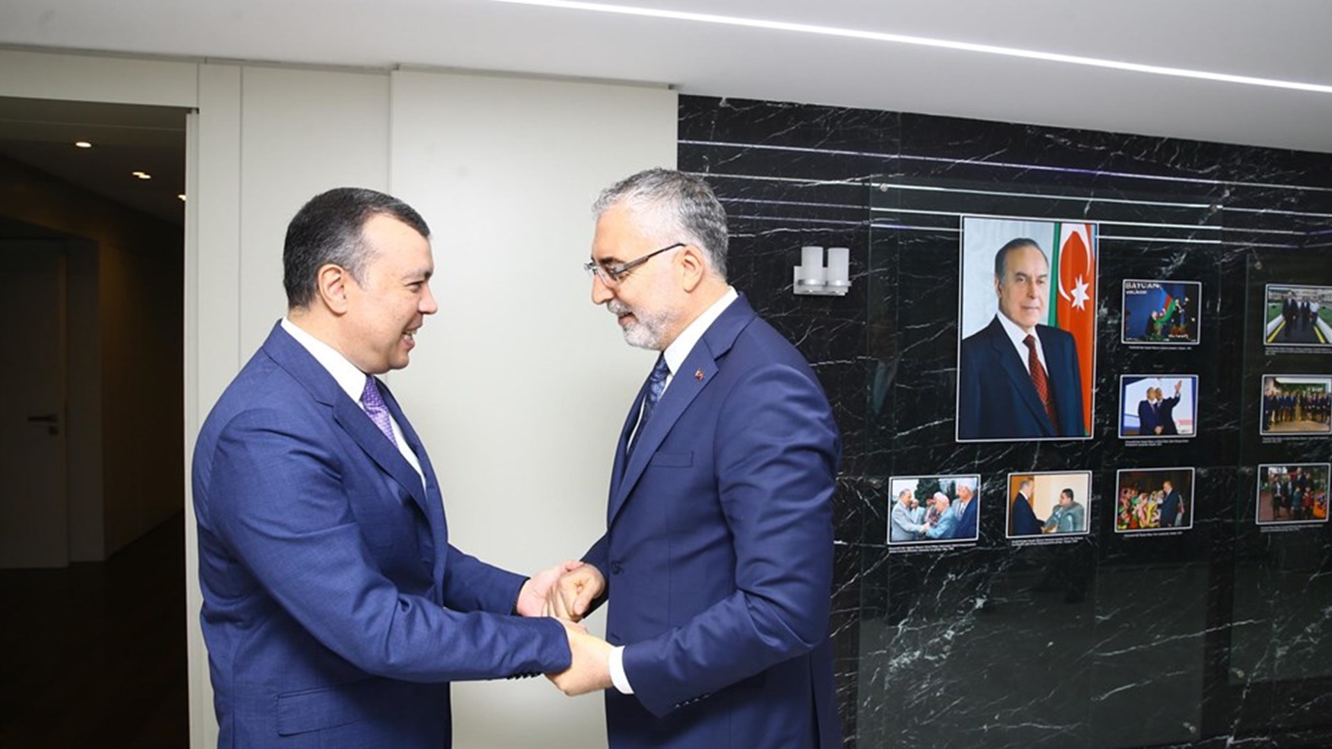 Çalışma ve Sosyal Güvenlik Bakanı Prof. Dr. Vedat Işıkhan, Azerbaycan’daki temasları kapsamında ilk olarak Azerbaycan milli lideri merhum Haydar Aliyev'in kabrini, Azerbaycan Şehitliği ve Türk Şehitliği’ni ziyaret etti.