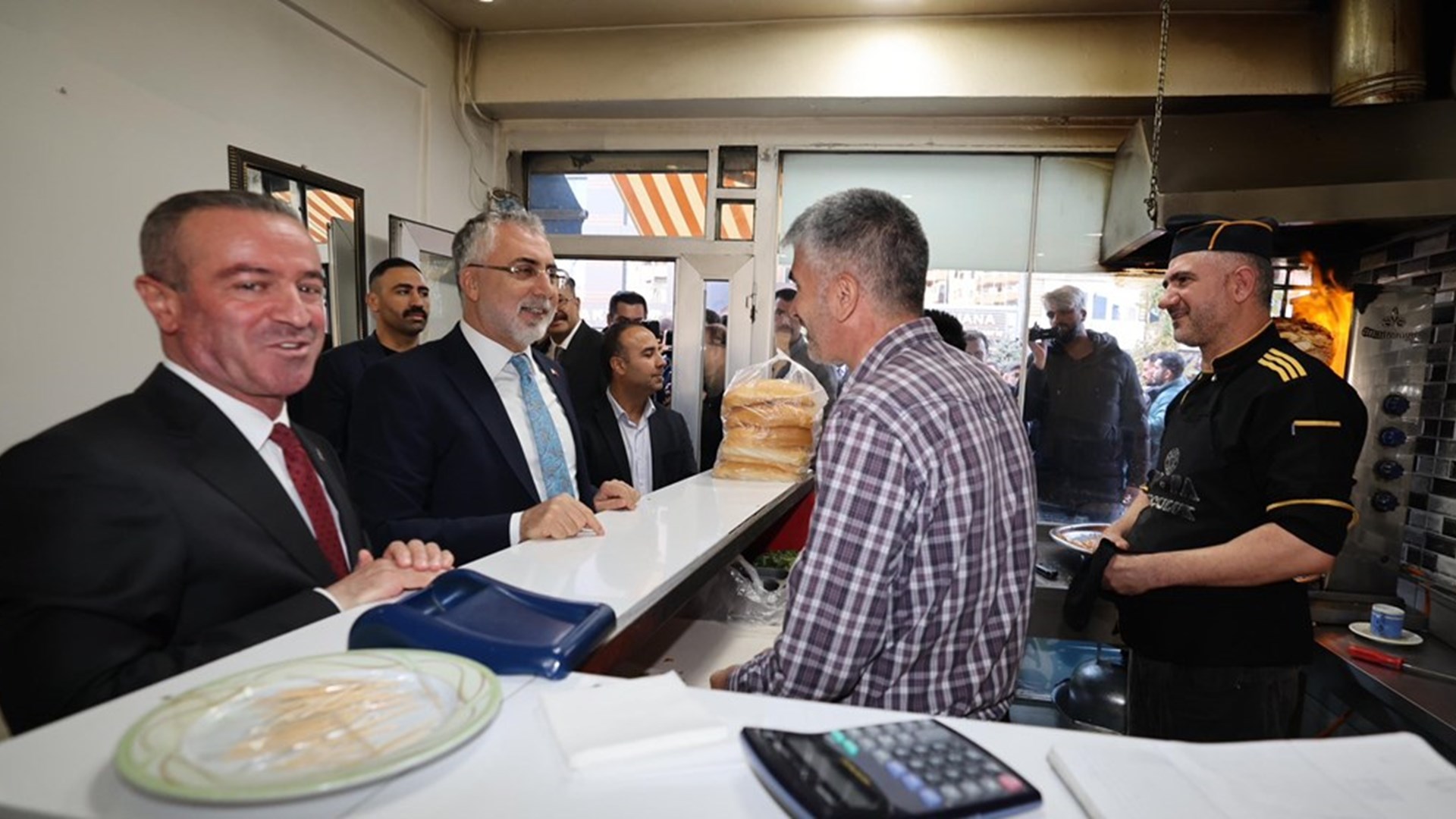 Çalışma ve Sosyal Güvenlik Bakanı Prof. Dr. Vedat Işıkhan, çeşitli ziyaretlerde bulunmak ve programlara katılmak üzere Hakkari’ye gitti.