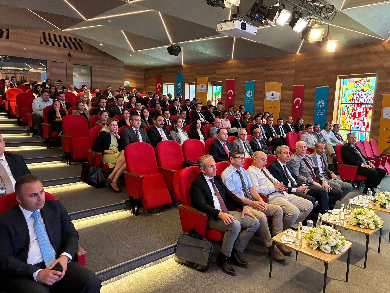 Rehberlik ve Teftiş Başkanımız Erol Güner ile Başkan Yardımcılarımız Mustafa Koç ve Uğur Mavi, 2 Haziran 2026 tarihinde İstanbul Rehberlik ve Teftiş Grup Başkanlığına gerçekleştirdikleri ziyaret sonrasında İstanbul Ticaret Üniversitesi Ahî Çelebi Kampüsü Konferans Salonu’nda müfettişlerle bir araya geldi.