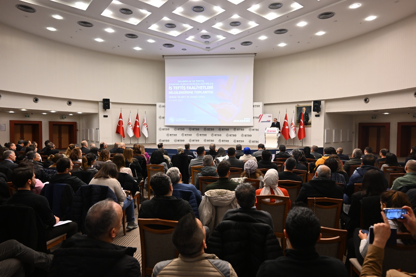 Rehberlik ve Teftiş Başkanlığı tarafından, Bursa Ticaret ve Sanayi Odası (BTSO) ev sahipliğinde, 6 Şubat 2025 tarihinde iş teftiş faaliyetleri ve mevzuat hakkında bilgilendirme toplantısı düzenledi.