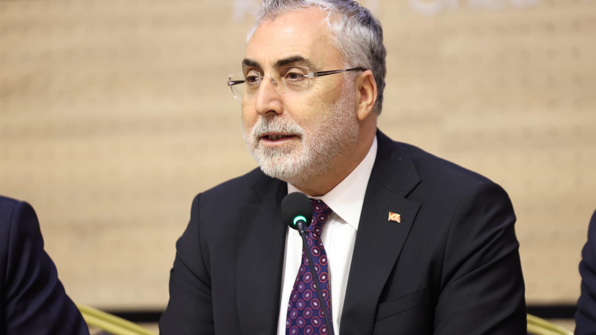 Çalışma ve Sosyal Güvenlik Bakanı Prof. Dr. Vedat Işıkhan, çeşitli ziyaretlerde bulunmak ve programlara katılmak üzere Bingöl’e gitti.