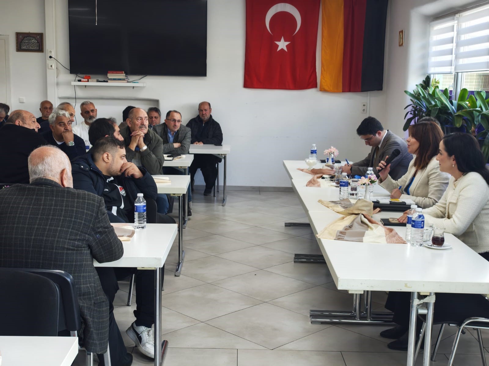 An evaluation and briefing meeting was hosted by the Turkish Islamic Union for Religious Affairs (DITIB) Landshut Yunus Emre Mosque Association under the auspices of the Consulate General of Munich, with the participation of the heads and representatives of NGOs operating in the region.