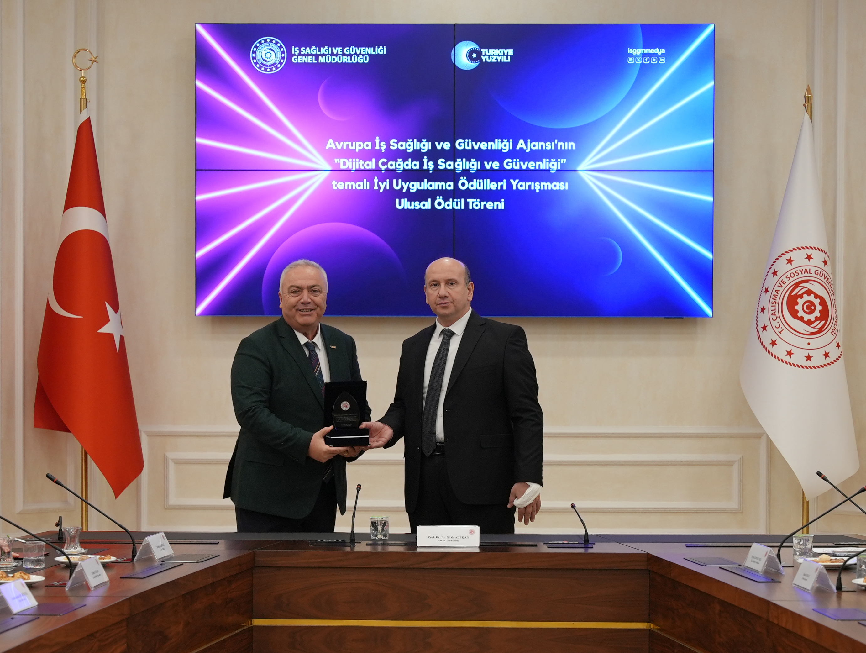 Ülkemizi Avrupa’da Temsil Etmeye Hak Kazanan İki İş Yerine ve Jüri Özel Ödülüne Layık Görülen Üç İş Yerine Ödülleri Törenle Takdim Edildi.