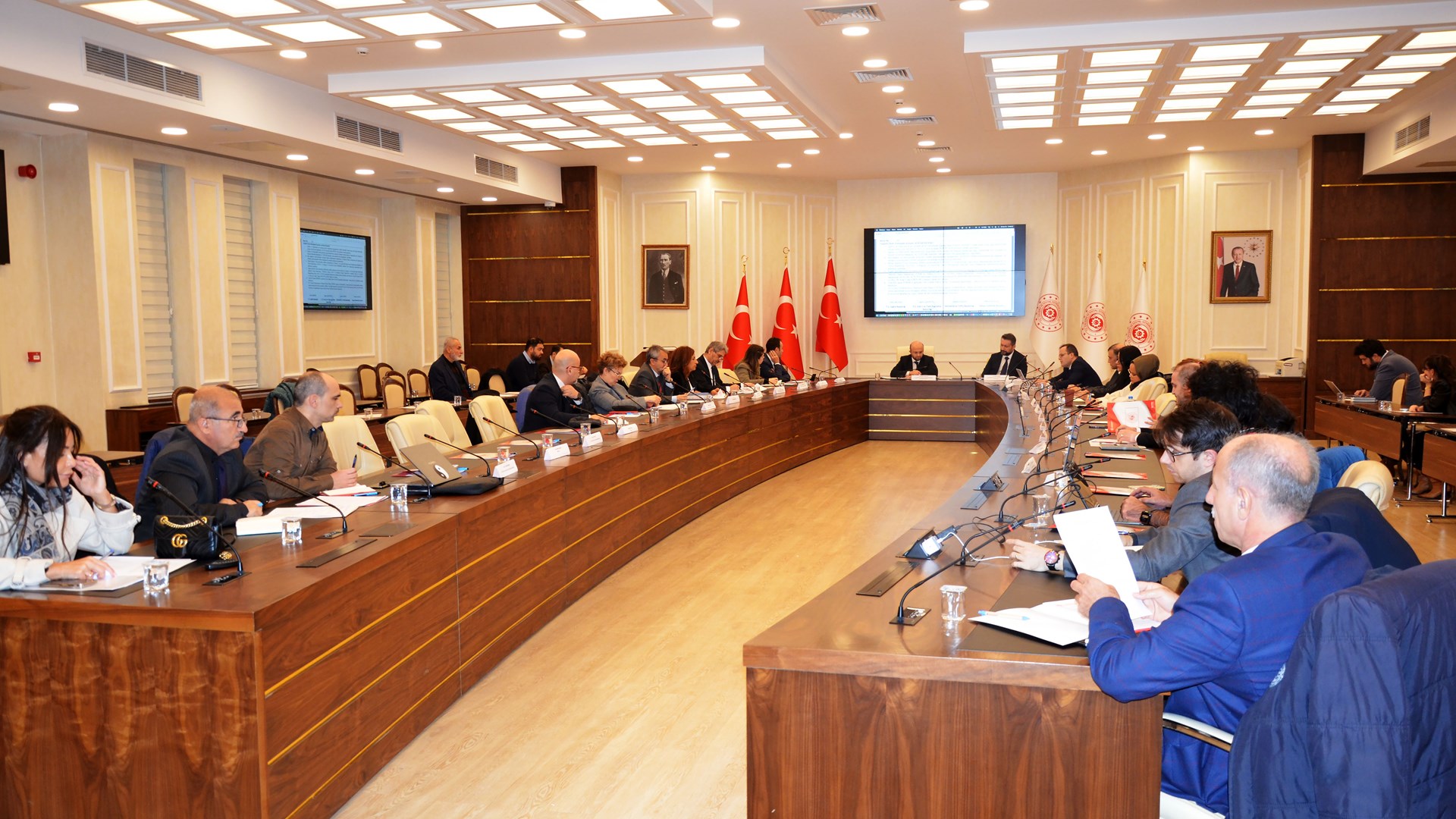 Çalışma hayatında tozla ilgili konularda ihtiyaç ve öncelikleri belirlemek, teknik ve tıbbi açıdan öneriler geliştirmek amacıyla faaliyetlerini sürdüren Tozla Mücadele Komisyonu, 66. toplantısını 28 Kasım 2024 tarihinde Bakanlığımız Reşat Moralı Toplantı Salonu’nda gerçekleştirdi.