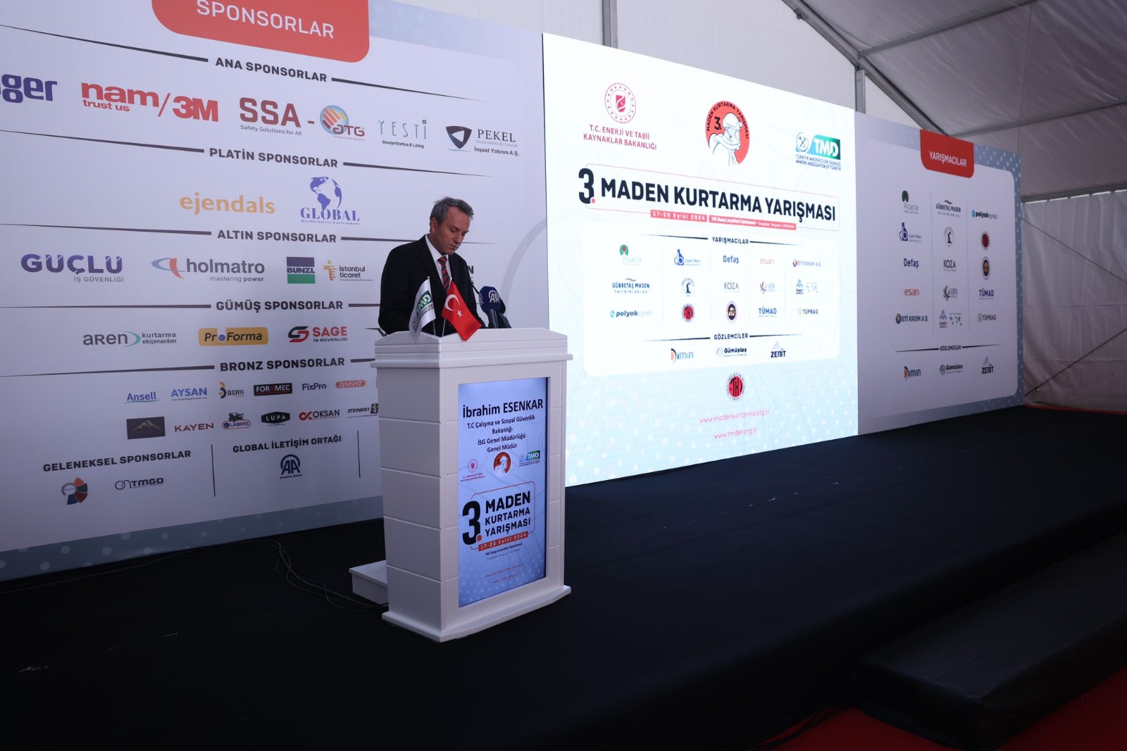 Kütahya, 17-20 Eylül tarihlerinde, Türkiye’nin acil durum müdahale ve kurtarma kapasitesini ölçme ve geliştirme amacı taşıyan önemli bir etkinliğe ev sahipliği yapıyor. Türkiye Madenciler Derneği (TMD) tarafından düzenlenen Maden Kurtarma Yarışmaları'nın üçüncüsü, Kütahya Tavşanlı’daki Türkiye Kömür İşletmeleri (TKİ) Kurumu Garp Linyitleri İşletmesi'nde gerçekleştiriliyor.