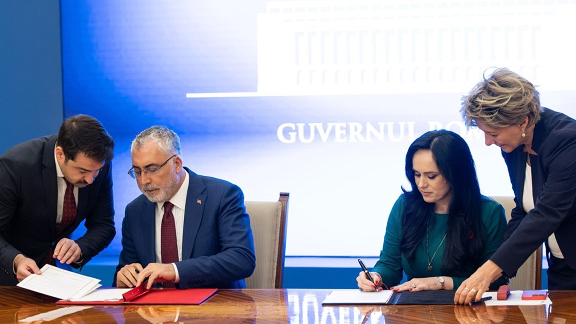 Çalışma ve Sosyal Güvenlik Bakanı Prof. Dr. Vedat Işıkhan, Çalışma ve Sosyal Güvenlik Bakanlığı ile Romanya Çalışma ve Sosyal Dayanışma Bakanlığı arasındaki Çalışma ve Sosyal Güvenlik Ortak Çalışma Grubu’nun 1. Toplantısı’na katılmak ve çeşitli temaslarda bulunmak üzere Romanya’ya gitti.