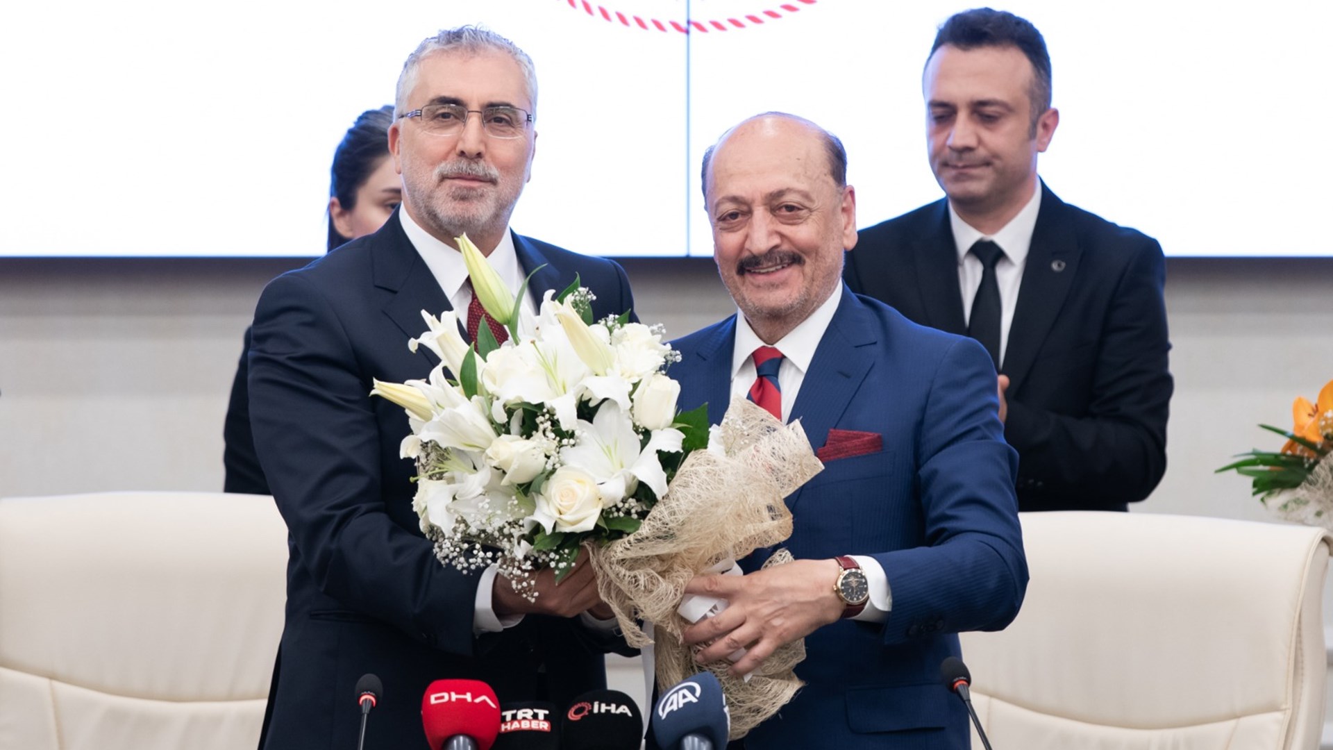 2023 seçimlerinin ardından Cumhurbaşkanı Recep Tayyip Erdoğan’ın yeni kabinesini açıklaması ile birlikte Çalışma ve Sosyal Güvenlik Bakanlığı görevine getirilen Vedat Işıkhan, görevini Vedat Bilgin’den devraldı.