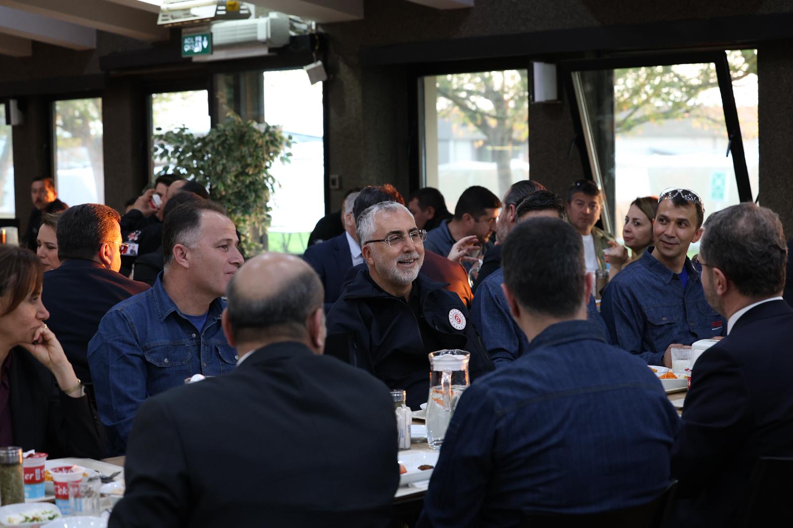 Çalışma ve Sosyal Güvenlik Bakanı Vedat Işıkhan, Pursaklar Belediyesi işçilerini ziyaret ederek, 1 Mayıs Emek ve Dayanışma Günü'nü kutladı.