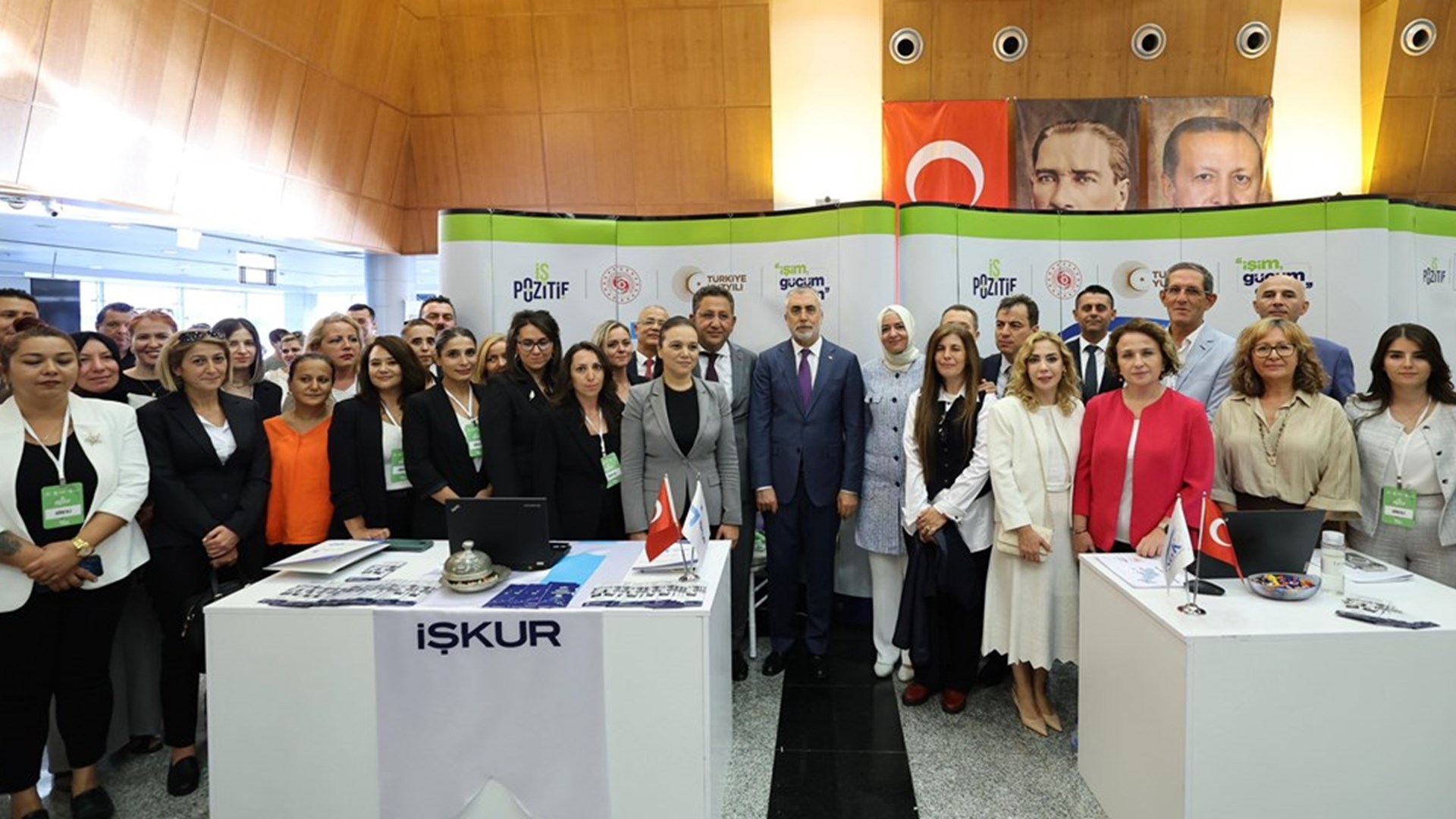 Çalışma ve Sosyal Güvenlik Bakanı Prof. Dr. Vedat Işıkhan, çeşitli temaslarda bulunmak ve “Milli Müdafaadan Milli Kalkınmaya; Türkiye Yüzyılı’nın Kadınları, Kadın İstihdam Sistemi İş Pozitif Tanıtım Programı ve Fuar Açılışı” programına katılmak üzere Muğla’ya gitti.