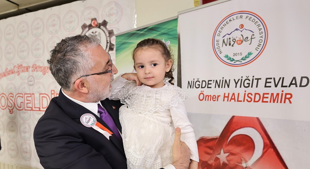 Çalışma ve Sosyal Güvenlik Bakanı Prof. Dr. Vedat Işıkhan, Niğde Dernekler Federasyonu (NİĞDEF) ve Niğdeli Bürokrat Sanayici ve İşadamları Derneği (NİSİAD) tarafından Bayrampaşa'daki Adapark'ta düzenlenen iftar programına katıldı.