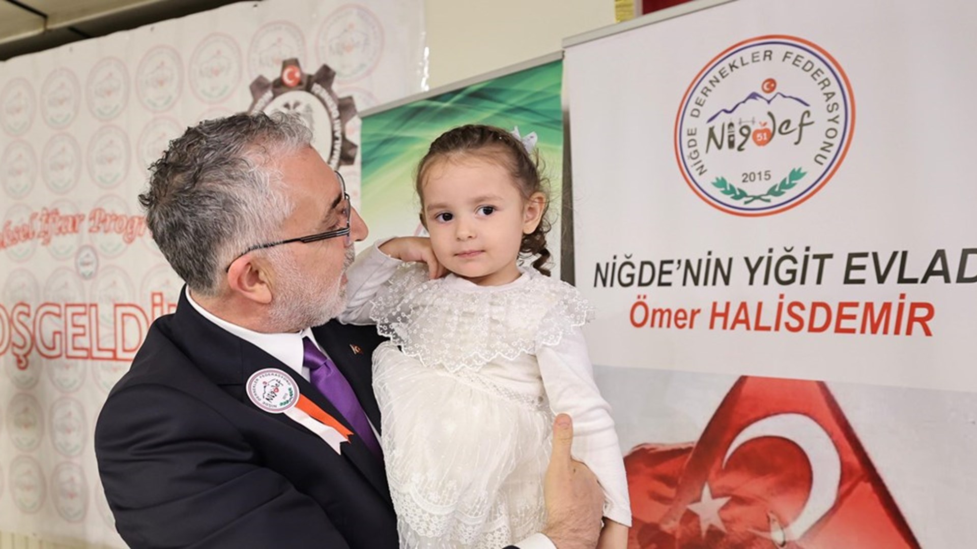 Çalışma ve Sosyal Güvenlik Bakanı Prof. Dr. Vedat Işıkhan, Niğde Dernekler Federasyonu (NİĞDEF) ve Niğdeli Bürokrat Sanayici ve İşadamları Derneği (NİSİAD) tarafından Bayrampaşa'daki Adapark'ta düzenlenen iftar programına katıldı.