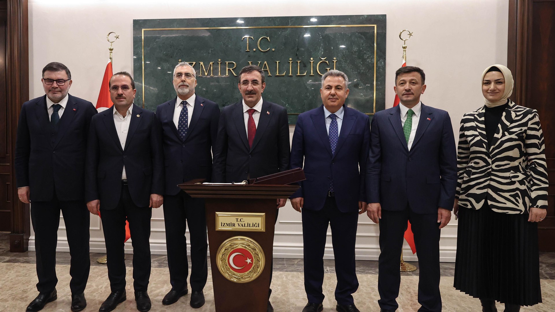 Çalışma ve Sosyal Güvenlik Bakanı Prof. Dr. Vedat Işıkhan, programlara katılmak ve çeşitlik temaslarda bulunmak üzere İzmir’e gitti.