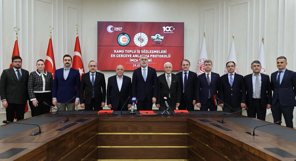 Kamu Toplu İş Sözleşmeleri Ek Çerçeve Anlaşması Protokolü İmza Töreni Çalışma ve Sosyal Güvenlik Bakanı Prof. Dr. Vedat Işıkhan’ın katılımıyla Çalışma ve Sosyal Güvenlik Bakanlığı ev sahipliğinde düzenlendi.