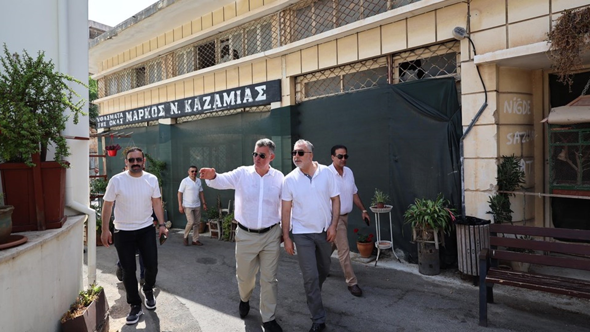 Çalışma ve Sosyal Güvenlik Bakanı Prof. Dr. Vedat Işıkhan, programlara katılmak ve çeşitli temaslarda bulunmak üzere gittiği Kuzey Kıbrıs Türk Cumhuriyeti’nde Kapalı Maraş’ı ziyaret etti.