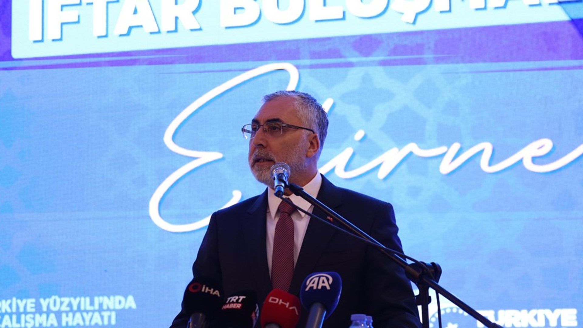 Çalışma ve Sosyal Güvenlik Bakanı Prof. Dr. Vedat Işıkhan, çeşitli temaslarda bulunak ve programlara katılmak üzere Tekirdağ ve Edirne illerini ziyaret etti.