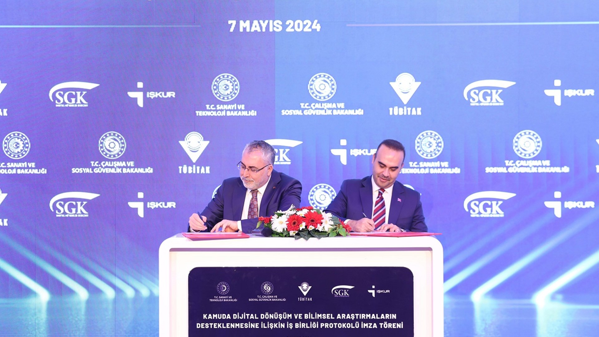 Çalışma ve Sosyal Güvenlik Bakanlığı ile Sanayi ve Teknoloji Bakanlığı arasında “Kamuda Dijital Dönüşüm ve Bilimsel Araştırmaların Desteklenmesine İlişkin İş Birliği Protokolü” TÜBİTAK’ta düzenlenen törenle imzalandı.