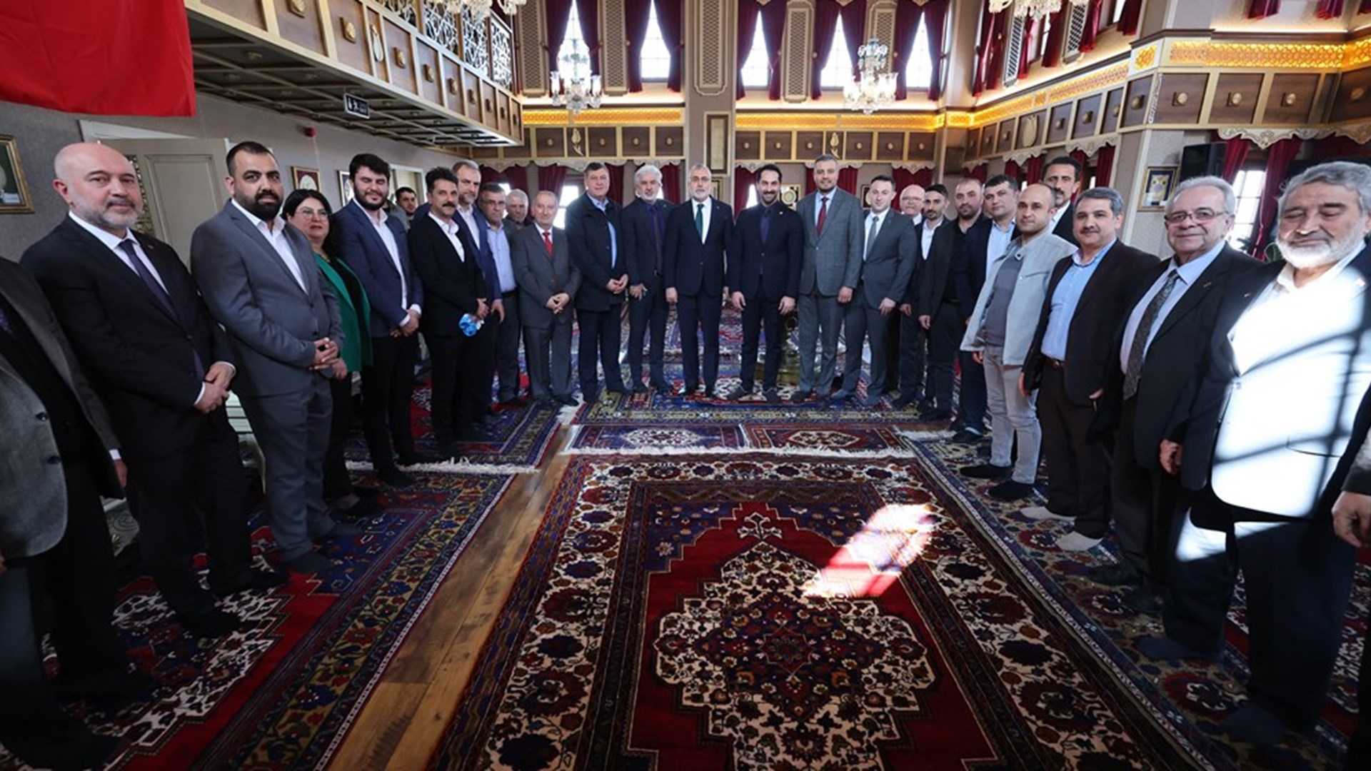 Çalışma ve Sosyal Güvenlik Bakanı Prof. Dr. Vedat Işıkhan, Manisa’da düzenlenen “İş-Pozitif Kadın İstihdamı Projesi Tanıtım Toplantısı” na iştirak etti.