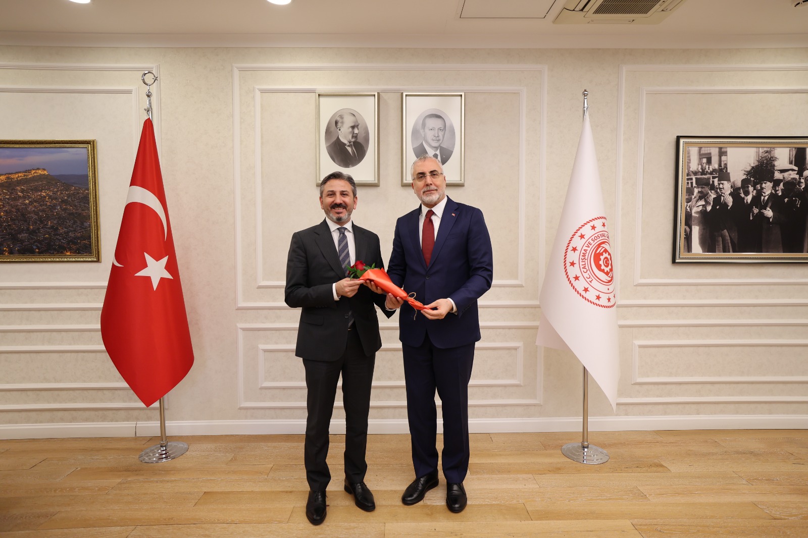 Bakanımız Sayın Vedat IŞIKHAN 5 Nisan Avukatlar Günü dolayısıyla Bakan Yardımcımız Sayın Av. Ahmet AYDIN'ı, Genel Müdürlüğümüzde görevli avukat yöneticileri, İŞKUR I. Hukuk Müşaviri ve SGK I. Hukuk Müşavirini kabul etti.