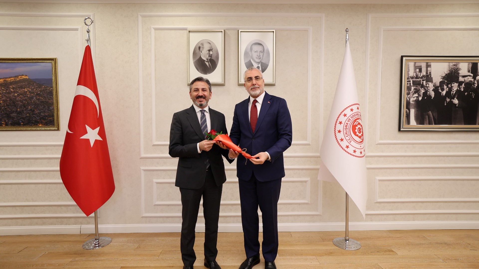 Bakanımız Sayın Vedat IŞIKHAN 5 Nisan Avukatlar Günü dolayısıyla Bakan Yardımcımız Sayın Av. Ahmet AYDIN'ı, Genel Müdürlüğümüzde görevli avukat yöneticileri, İŞKUR I. Hukuk Müşaviri ve SGK I. Hukuk Müşavirini kabul etti.