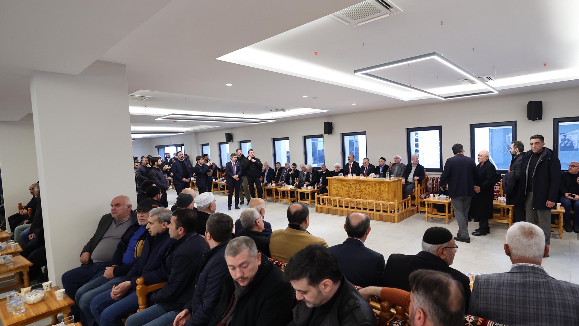 Çalışma ve Sosyal Güvenlik Bakanı Prof. Dr. Vedat Işıkhan, çeşitli temaslarda bulunmak ve programlara katılmak üzere Batman’a gitti.