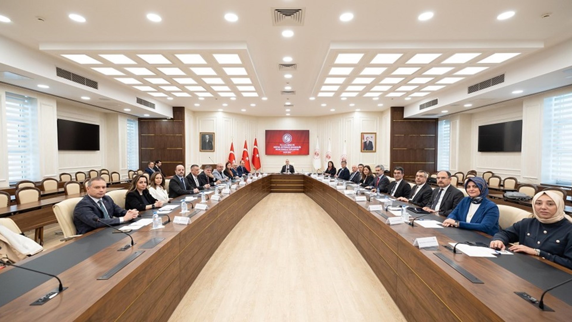 Çalışma ve Sosyal Güvenlik Bakanı Prof. Dr. Vedat Işıkhan, Çalışma ve Sosyal Güvenlik Bakanlığı Reşat Moralı Toplantı Salonu’nda düzenlenen Bilim Kurulu Toplantısı’na başkanlık etti.