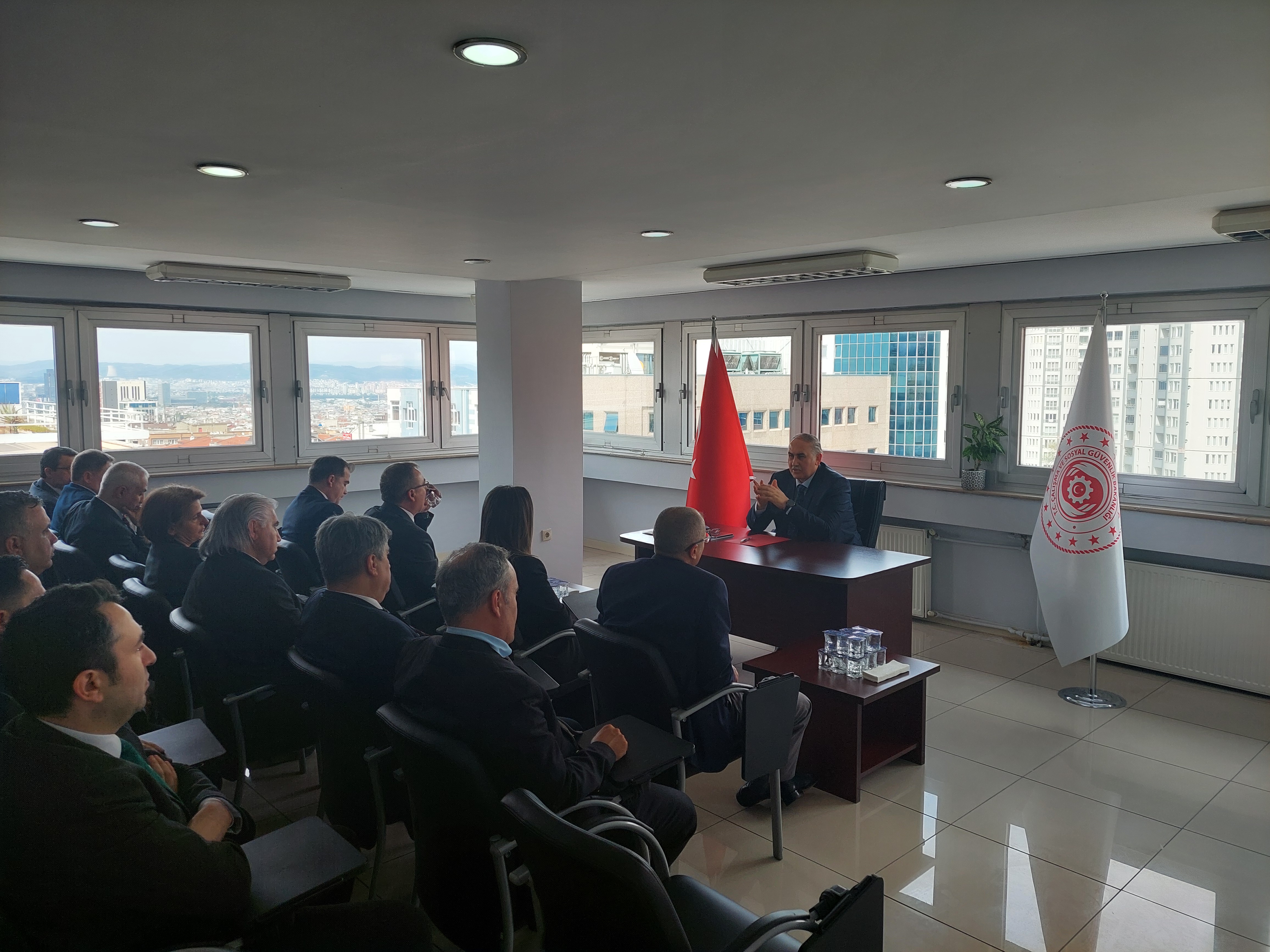 Rehberlik ve Teftiş Başkanımız Erol Güner, 21 Nisan 2026 tarihinde Bursa Rehberlik ve Teftiş Grup Başkanlığımızı ziyaret etti. Ziyaret kapsamında, iş müfettişlerimizle ile Grup Başkanlığı bünyesinde yürütülen teftiş faaliyetleri ve rehberlik süreçlerine ilişkin kapsamlı bir değerlendirme toplantısı gerçekleştirildi. 