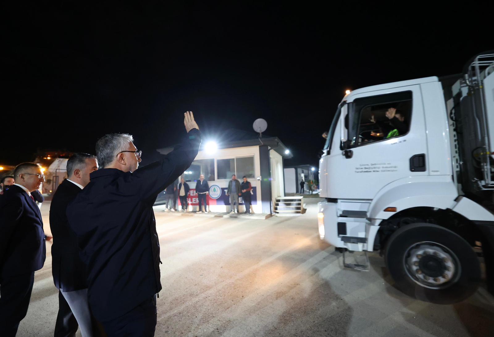 Çalışma ve Sosyal Güvenlik Bakanı Vedat Işıkhan, Pursaklar Belediyesi işçilerini ziyaret ederek, 1 Mayıs Emek ve Dayanışma Günü'nü kutladı.
