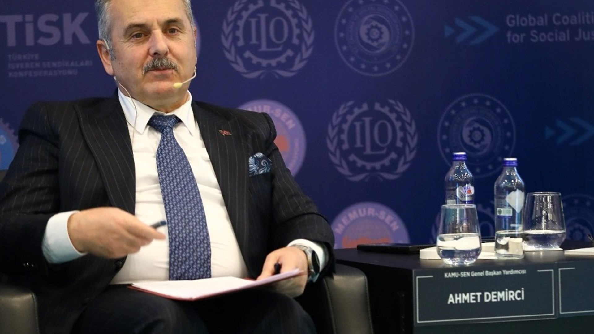 20 Şubat Dünya Sosyal Adalet Günü vesilesiyle, Bakanlığımızın öncülüğünde ve Küresel Sosyal Adalet Koalisyonu kapsamında düzenlenen “Dijitalleşme ve Yeşil Dönüşüm Çerçevesinde Sosyal Adalet Forumu” geniş katılımla gerçekleştirildi. Forum, Türkiye İşveren Sendikaları Konfederasyonu (TİSK), Türkiye İşçi Sendikaları Konfederasyonu (TÜRK-İŞ), Memur Sendikaları Konfederasyonu (MEMUR-SEN) ve Türkiye Kamu Çalışanları Sendikaları Konfederasyonu (KAMU-SEN) işbirliğiyle düzenlendi.