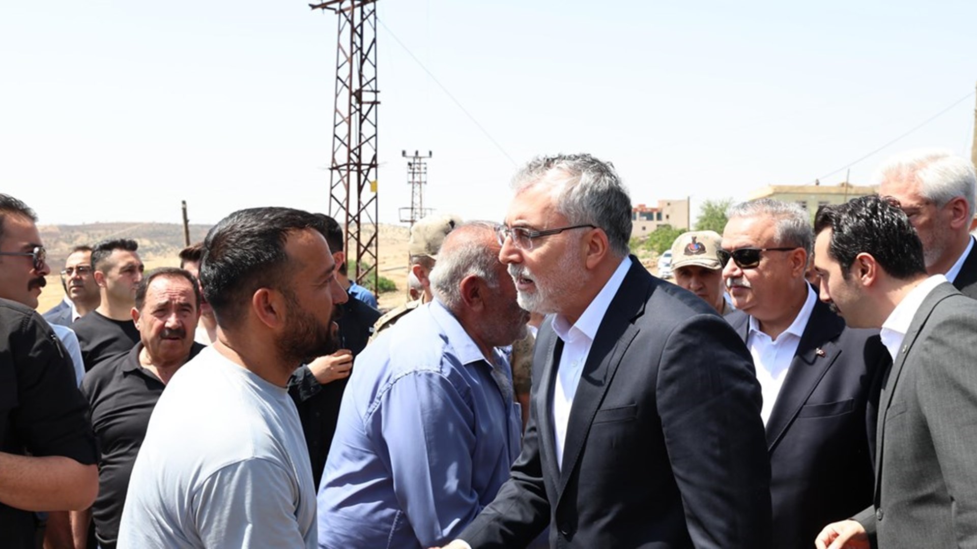 Çalışma ve Sosyal Güvenlik Bakanı Prof. Dr. Vedat Işıkhan, Diyarbakır ve Mardin'de çıkan yangın nedeniyle hayatını kaybedenlerin yakınlarına taziye ziyaretinde bulundu.