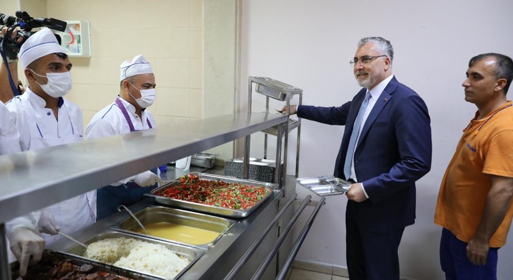 Çalışma ve Sosyal Güvenlik Bakanı Prof. Dr. Vedat Işıkhan, bir dizi ziyaretlerde bulunmak ve programlara katılmak üzere Gaziantep’e gitti. 