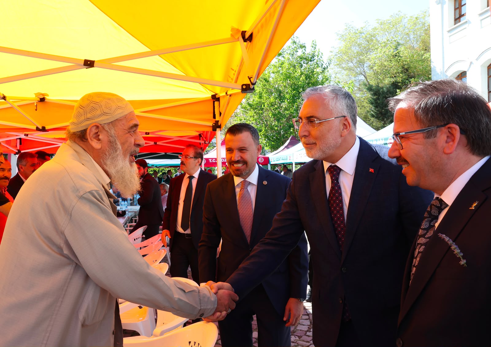 Çalışma ve Sosyal Güvenlik Bakanı Prof. Dr. Vedat Işıkhan, çeşitli ziyaretlerde bulunmak ve programlara katılmak üzere Yozgat’a gitti.